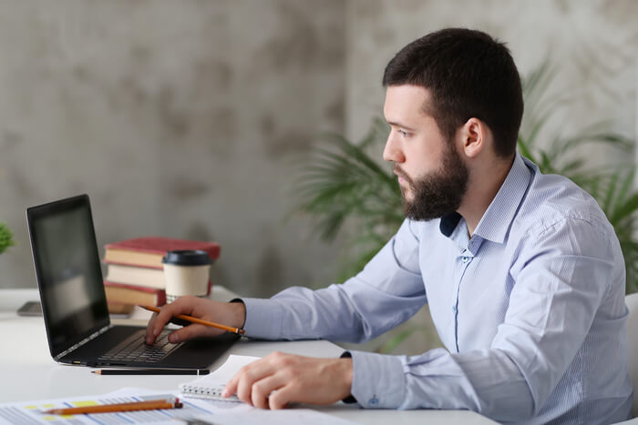 teletrabalho homem computador