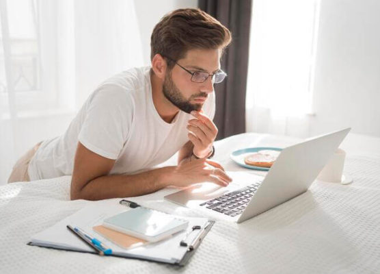 teletrabalho homem digitando