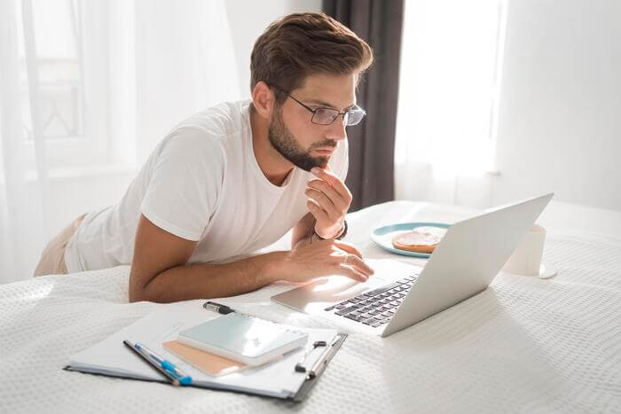 teletrabalho homem digitando