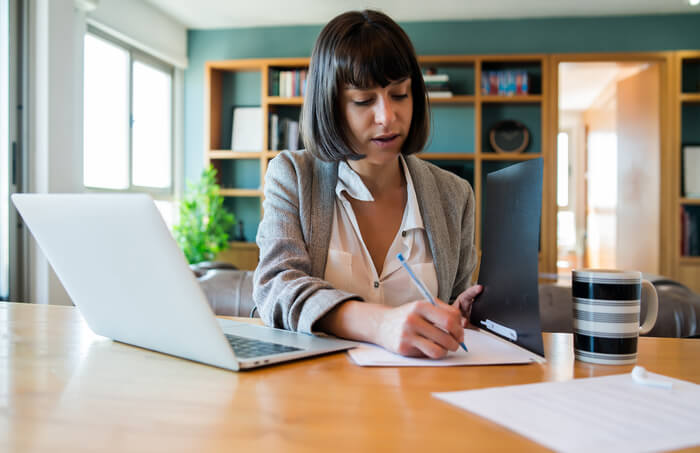 teletrabalho mulher escrevendo