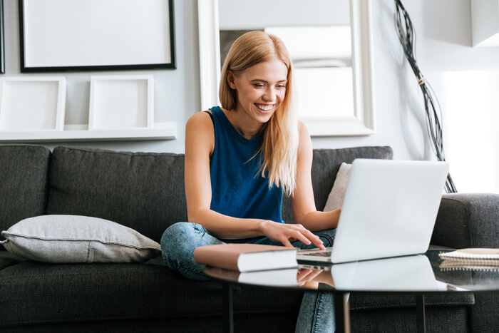 teletrabalho mulher feliz computador